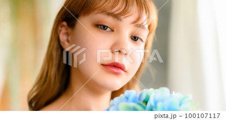 きれいな女性モデルのビューティーポートレート　あじさい 100107117