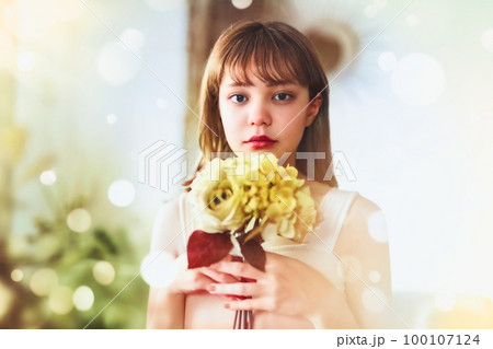 きれいな女性モデルのビューティーポートレート　あじさい 100107124