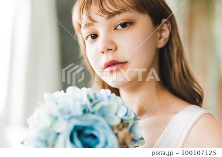 きれいな女性モデルのビューティーポートレート　あじさい 100107125