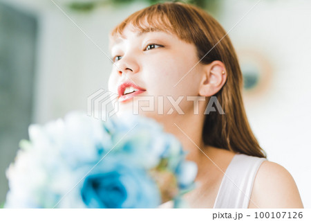きれいな女性モデルのビューティーポートレート　あじさい 100107126