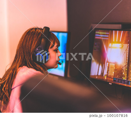 ゲームをする女性 100107816