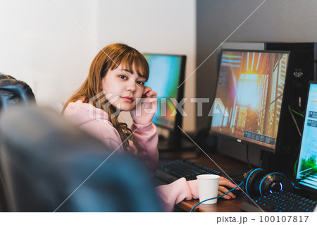 ゲームをする女性 100107817