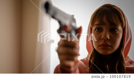 銃を構えた女性の映画のようなワンシーン 銃を構えた女性の映画のようなワンシーン 100107819