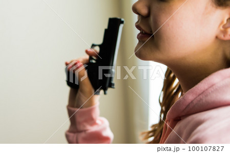 銃を構えた女性の映画のようなワンシーン 100107827