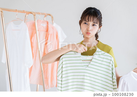 洋服を選ぶ若い女性 洋服を選ぶ若い女性 100108230