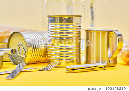 黄色背景の上の非常食	 100108810