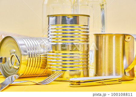 黄色背景の上の非常食	 100108811