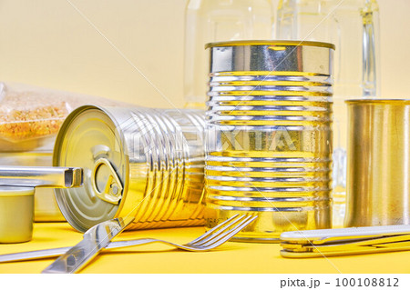 黄色背景の上の非常食	 100108812