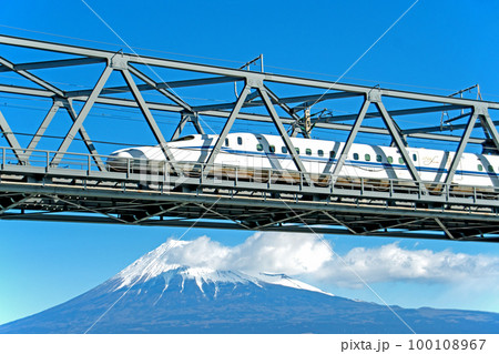 富士川橋梁を渡る東海道新幹線N700Sと富士山 富士川橋梁を渡る東海道新幹線N700Sと富士山 100108967