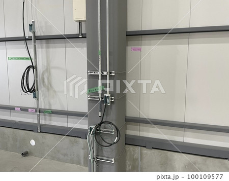 鉄骨柱に配置した配線・配管 鉄骨柱に配置した配線・配管 100109577