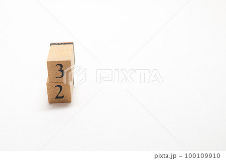 木のブロック 数字 32 木のブロック 数字 32 100109910