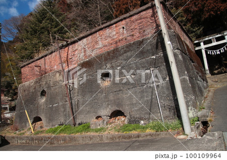 旧中山道の傍らにひっそりと佇む国鉄横川駅で使用されていた浄化水槽 100109964