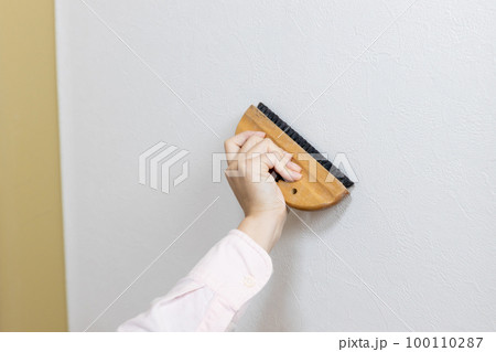 壁に貼ったクロスの空気抜き 100110287