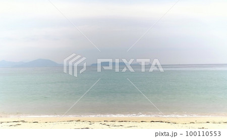 海と空と砂浜のあるぼんやり霧がかかったような風景 海と空と砂浜のあるぼんやり霧がかかったような風景 100110553