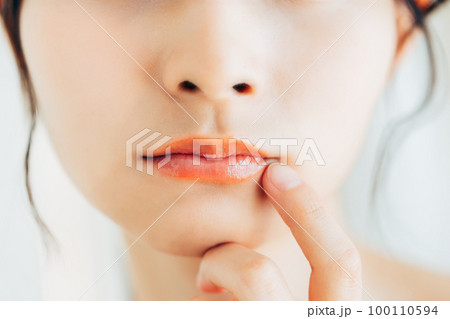 若い女性の唇 100110594