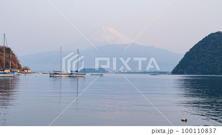 冠雪富士(春霞)の駿河湾(伊豆半島から見た風景) 冠雪富士(春霞)の駿河湾(伊豆半島から見た風景) 100110837