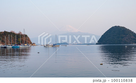 冠雪富士(春霞)の駿河湾(伊豆半島から見た風景) 冠雪富士(春霞)の駿河湾(伊豆半島から見た風景) 100110838