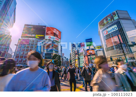 日本の東京都市景観 呪縛解放…マスク着用は個人判断13日。5類移行は5月8日…太陽光…＝8日、渋谷 100111023