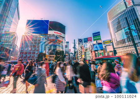 日本の東京都市景観 呪縛解放…マスク着用は個人判断13日。5類移行は5月8日。航空機が＝8日、渋谷 100111024