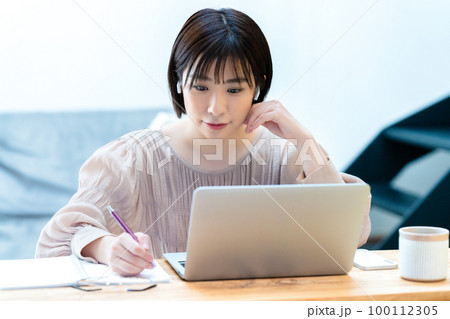 オンライン研修を受ける若い女性 100112305