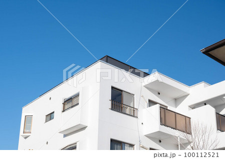 白い低層マンションと青空 100112521