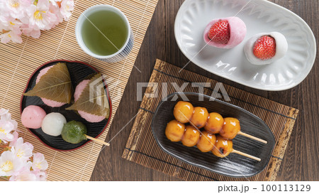 桜と和菓子と緑茶|いちご大福・桜餅・三色団子・みたらし団子 桜と和菓子と緑茶|いちご大福・桜餅・三色団子・みたらし団子 100113129