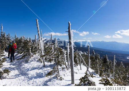 北八ヶ岳にて雪山登山を楽しむ 100113872