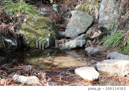 登山道の清らかな水場 登山道の清らかな水場 100114163