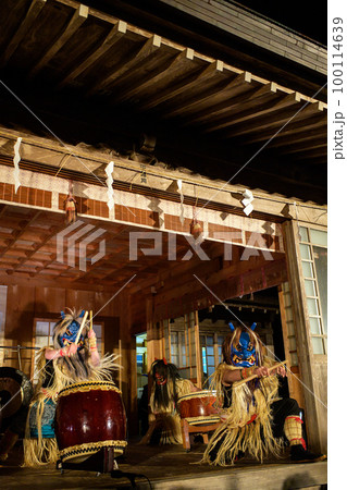 なまはげ太鼓 神楽殿の夜 柴灯祭り 秋田県男鹿半島 なまはげ太鼓 神楽殿の夜 柴灯祭り 秋田県男鹿半島 100114639