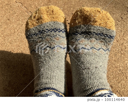毛玉だらけの靴下を履いた両足 毛玉だらけの靴下を履いた両足 100114640