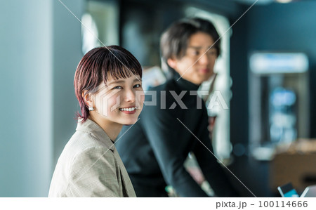 働く女性像. 100114666