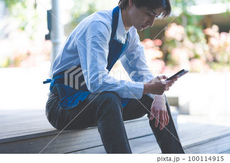 店員さんが休憩する 100114915