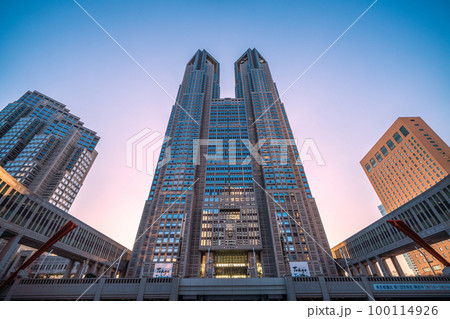 日本の東京都市景観 夕方の東京都庁などを望む 100114926
