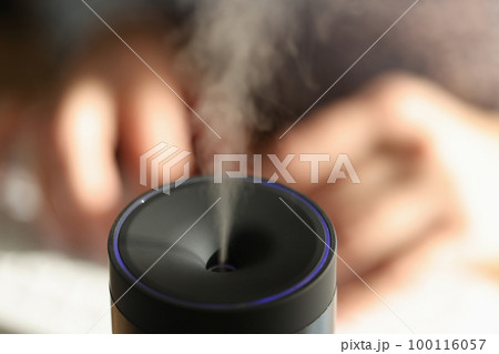Black essential oil diffuser with steam flow. Black essential oil diffuser with steam flow. 100116057