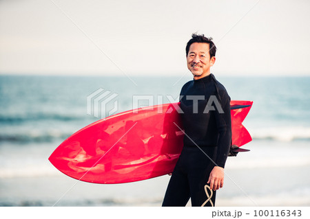 サーフボードを持つ50代男性 100116343