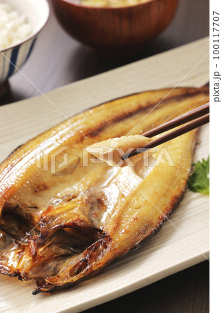 箸で持ち上げたほっけの焼き魚 箸で持ち上げたほっけの焼き魚 100117707
