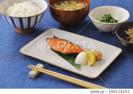 鮭の焼き魚 100118252
