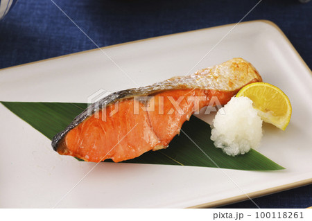 鮭の焼き魚 100118261