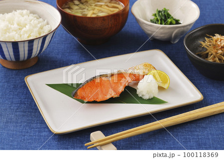 焼いた鮭の朝食 100118369