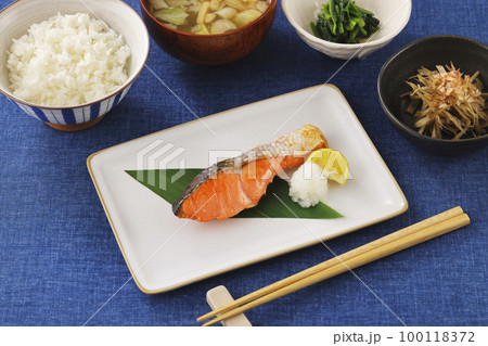 焼いた鮭の朝食 100118372