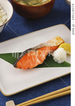 焼いた鮭の朝食 焼いた鮭の朝食 100118374