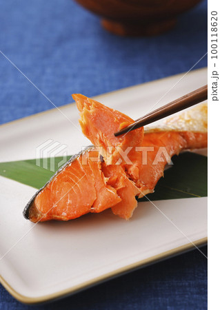 箸で持ち上げた鮭の焼き魚 箸で持ち上げた鮭の焼き魚 100118620