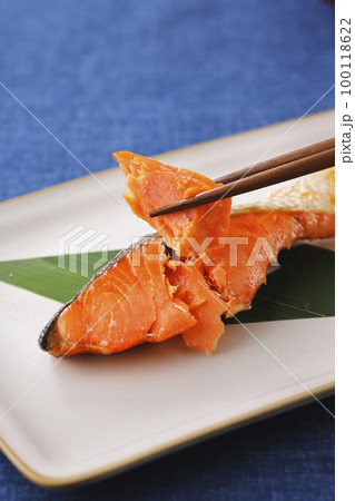 箸で持ち上げた鮭の焼き魚 箸で持ち上げた鮭の焼き魚 100118622