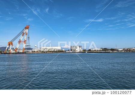 2023年冬に静岡県焼津市の大井川港で行わたケーソンを使った離岸堤工事のための巨大な起重機船 100120077