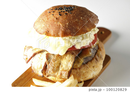 タルタルソースがはみ出ててベーコンとレタスとトマトがはさまったBLTバーガーとポテトを白背景で撮影 タルタルソースがはみ出ててベーコンとレタスとトマトがはさまったBLTバーガーとポテトを白背景で撮影 100120829