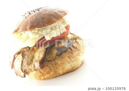 タルタルソースがはみ出ててベーコンとレタスとトマトがはさまったBLTバーガーを白背景で撮影 タルタルソースがはみ出ててベーコンとレタスとトマトがはさまったBLTバーガーを白背景で撮影 100120976
