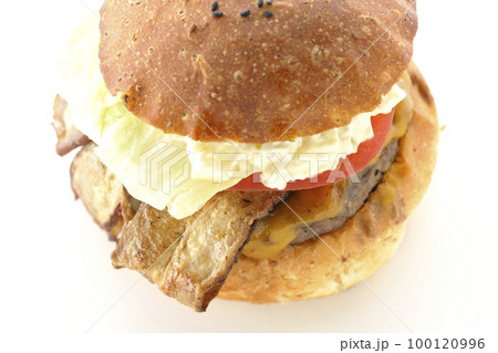 タルタルソースがはみ出ててベーコンとレタスとトマトがはさまったBLTバーガーを白背景で撮影 100120996