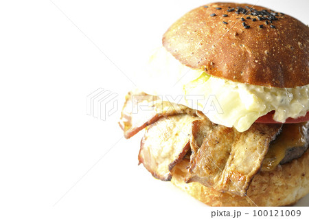 タルタルソースがはみ出ててベーコンとレタスとトマトがはさまったBLTバーガーを白背景で撮影 タルタルソースがはみ出ててベーコンとレタスとトマトがはさまったBLTバーガーを白背景で撮影 100121009
