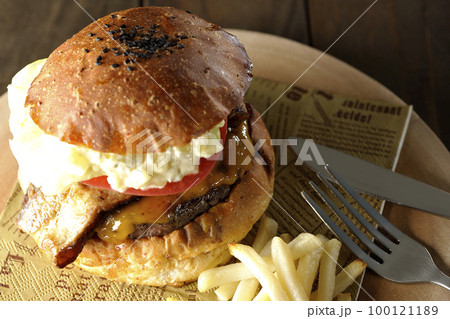 タルタルソースがはみ出ててベーコンとレタスとトマトがはさまったBLTバーガーとフライドポテト タルタルソースがはみ出ててベーコンとレタスとトマトがはさまったBLTバーガーとフライドポテト 100121189