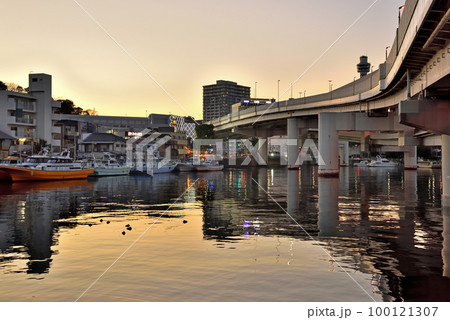 ヨコハマ新山下高速下の港夕景 ヨコハマ新山下高速下の港夕景 100121307